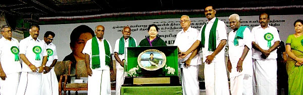அமைச்சர்கள் நடத்திய விழா!
