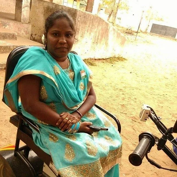 சொந்த பணத்தில் ஸ்மார்ட் கிளாஸ் ரூம் அமைத்த மாற்றுத்திறனாளி ஆசிரியை! #CelebrateGovtSchool