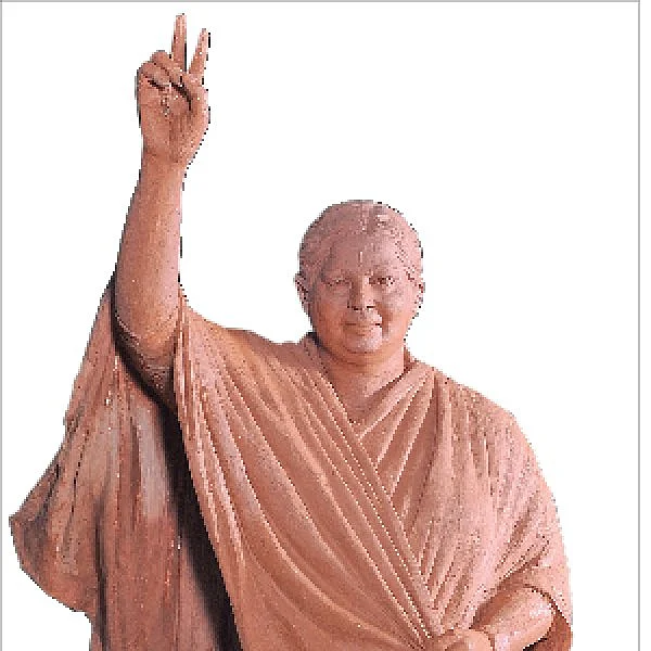 சசிகலா செய்யச் சொன்ன ஜெயலலிதா சிலை... எடப்பாடி வைத்த வேறு சிலை!
