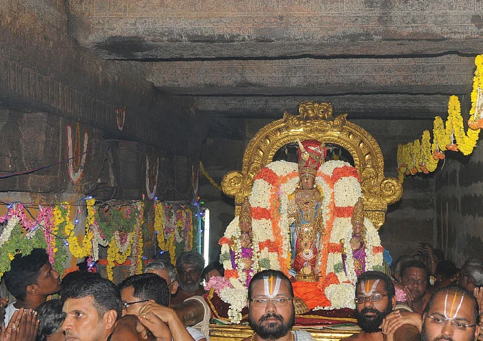 கிணற்றுக்குள் உற்சவம்... நடவாவி அற்புதம்!