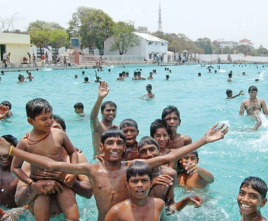 உற்சாக நீச்சல்... உள்ளுக்குள் காய்ச்சல்!