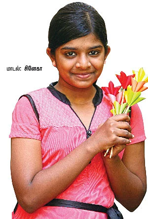 சிரிக்கும் காகிதப் பூக்கள்!
