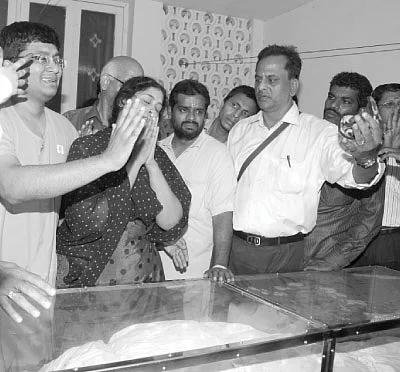 மிஸ்டர் கழுகு: அன்பழகன் வீட்டு வாசலில்...