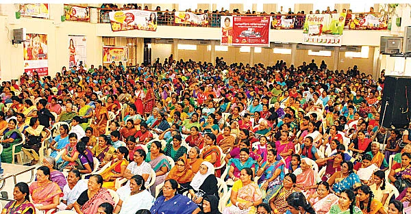 மனதில் உற்சாகம்... கைகளில் பரிசு... கண்களில் ஆனந்தம்!