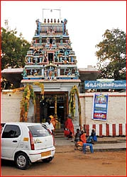 திருவிளக்கு பூஜை: திருச்சி - கல்லுக்குழி ஸ்ரீஆஞ்சநேயர் கோயில்