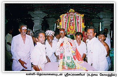 சின்ன திருச்செந்தூரில் கடலில் நடக்கும் தெப்பத் திருவிழா!