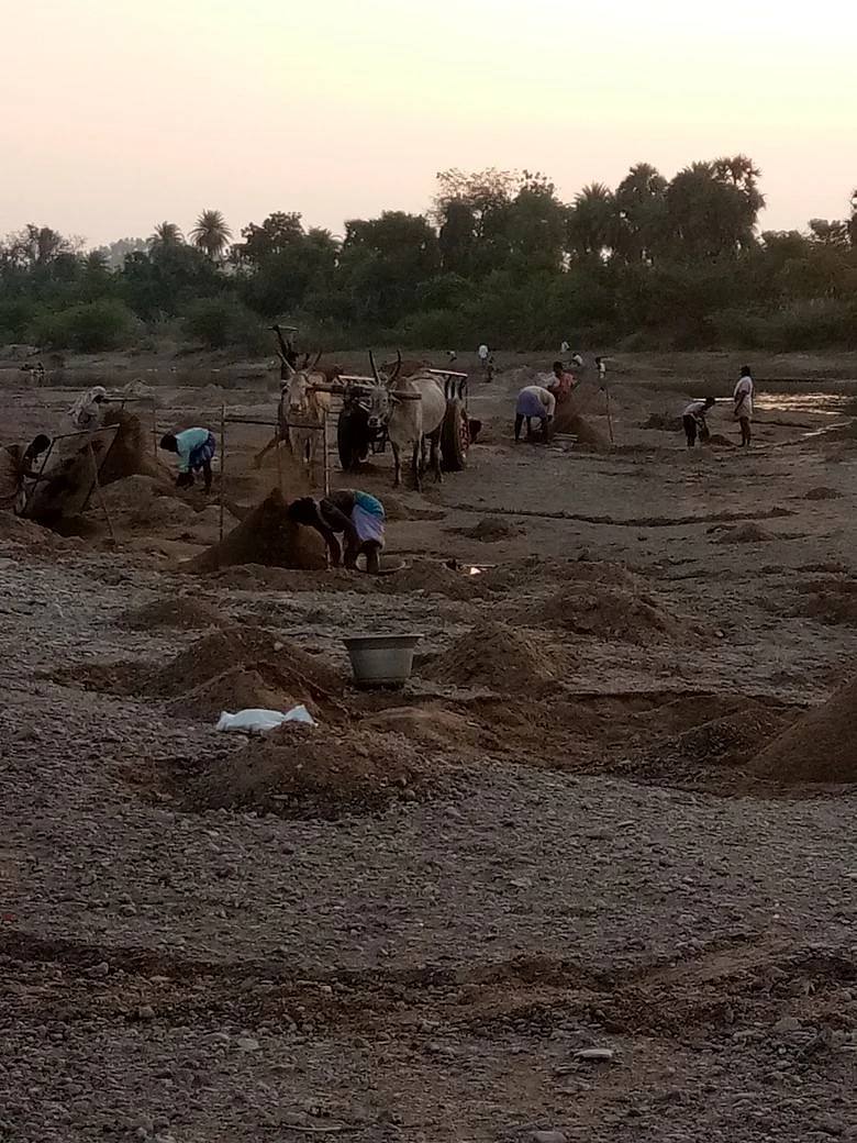 `ஆற்றிலேயே குழிதோண்டி புதைச்சிடுவோம்' - மணல் கடத்தலைத் தடுக்க முயன்றவருக்கு அமைச்சரின் ஆதரவாளர்கள் மிரட்டல்