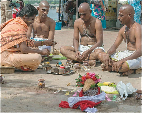 கேள்வி - பதில்: ஆலய வளாகங்களில் தர்ப்பணம் செய்யலாமா?