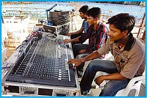 ஊரில் நிகழ்ச்சி... பாக்கெட்டில் மகிழ்ச்சி!