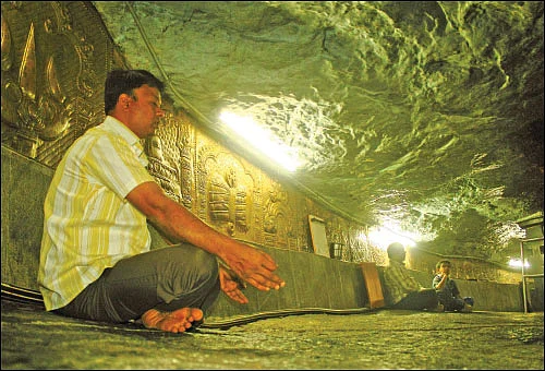மண்ணுக்கடியில் மகேஸ்வர தரிசனம்! - குகைக்கோயில் அற்புதம்