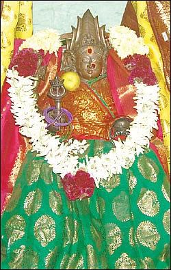முதல் அழைப்பு அம்மனுக்கு!