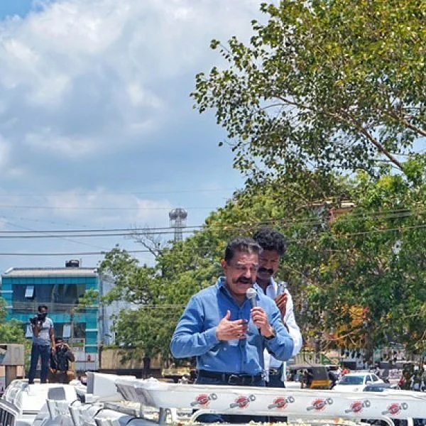 ``சினிமாவில் பாட்டுப்பாடுவேன், டான்ஸ் ஆடுவேன். ஆனால் இங்கு அப்படி அல்ல" - கமல்