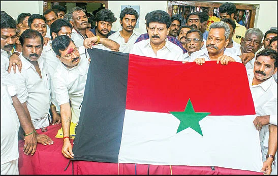 ‘அஞ்சாறு அணி... ஆளுக்கொரு கொடி...!’ - ஜெயலலிதா தொண்டர்கள் யார் பக்கம்?