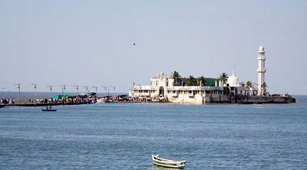 சனி பகவான் கோவிலை தொடர்ந்து ஹாஜி அலி தர்காவுக்குள் நுழைய பெண்கள் முயற்சி !