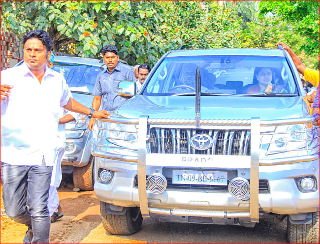 கண்ணீருடன் வந்தார்... கண்ணீருடன் திரும்பினார்!