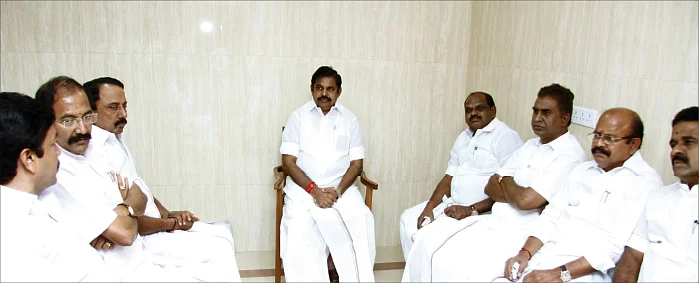 மிஸ்டர் கழுகு: தேர்தல் பட்ஜெட் 1500 கோடி: பாய்ந்த அமைச்சர்கள்... பம்மிய எடப்பாடி
