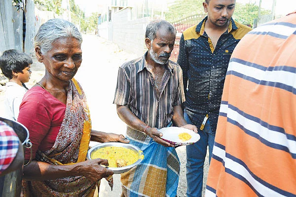 பசித்த வயிறுகள்... பரிமாறும் உள்ளங்கள்!