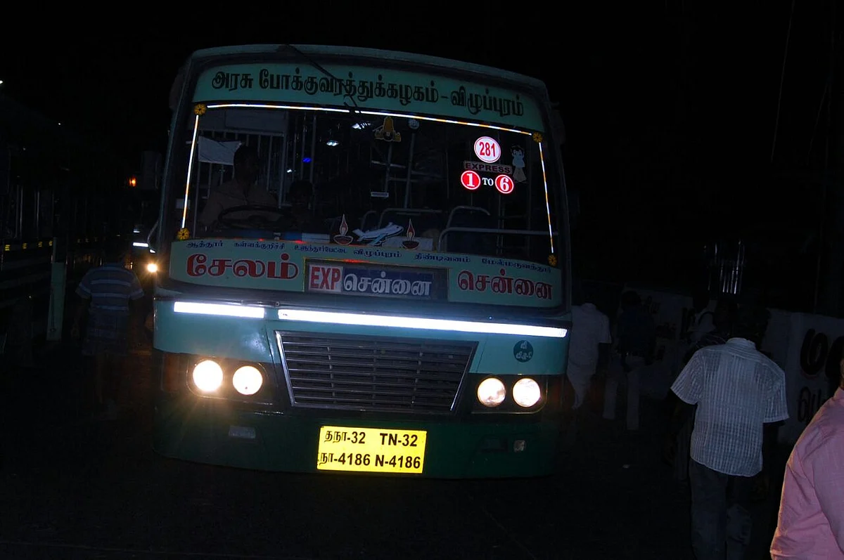 ஒரு கையால் இயக்கப்பட்ட அரசுப் பேருந்து..! பதறிய பயணிகள்