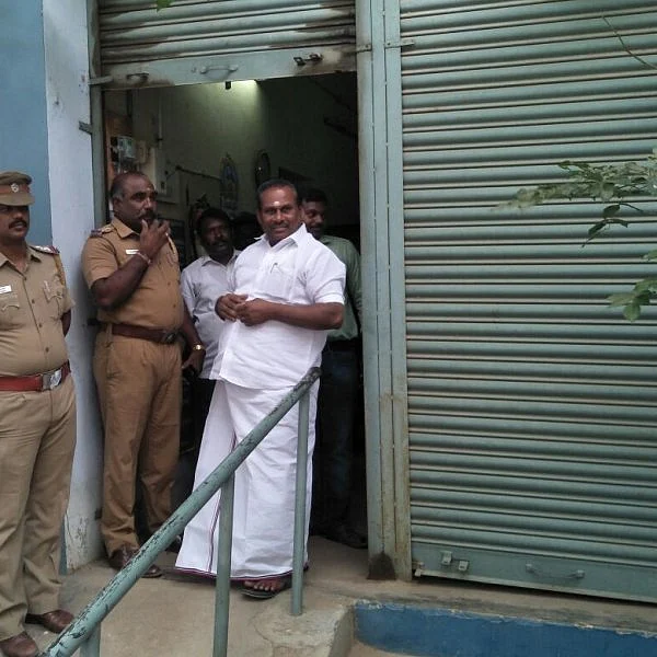 அ.தி.மு.க எம்.எல்.ஏ சண்முகநாதனைக் கண்டித்து வருவாய்த்துறை ஊழியர்கள் ஆர்ப்பாட்டம்!
