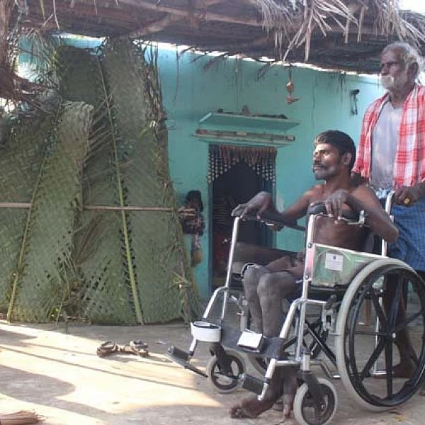 ``என் மாற்றுத்திறனாளி மகனைக் கவனிச்சுக்க, நான் 100 வருஷம் வாழணும்!" - தந்தை வீரப்பன்