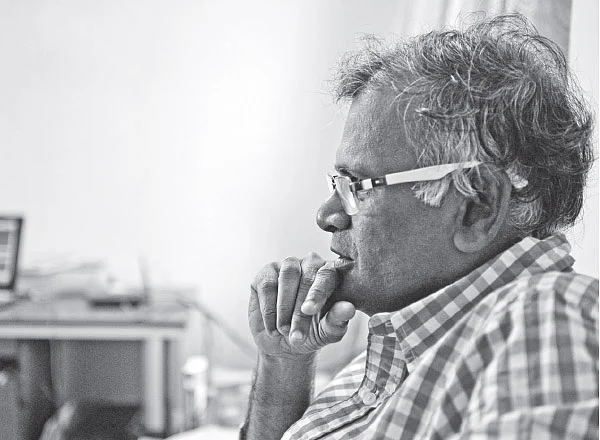 “ஒரு சோட்டா கவர்மென்ட்டுக்காக ஒருவன் நாவல் எழுதுவானா என்ன?!” - சந்திப்பு: சுகுணா திவாகர், வெய்யில்