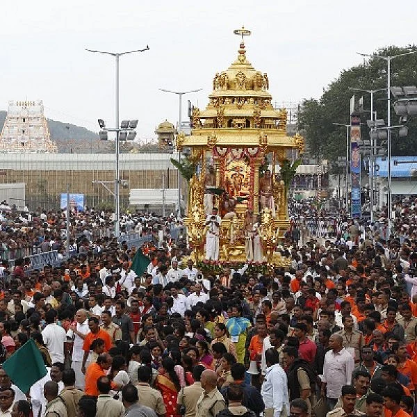திருப்பதி பிரம்மோற்சவத்தில் தங்கத்தேரில் மலையப்ப சுவாமி பவனி!