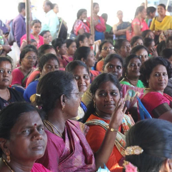 "24 மணி நேரம் வேலை செய்யணுமாம். ஆனா, ஆள் எடுக்க மாட்றாங்க!" புலம்பும் மருத்துவ ஆய்வக நுட்பனர்கள்