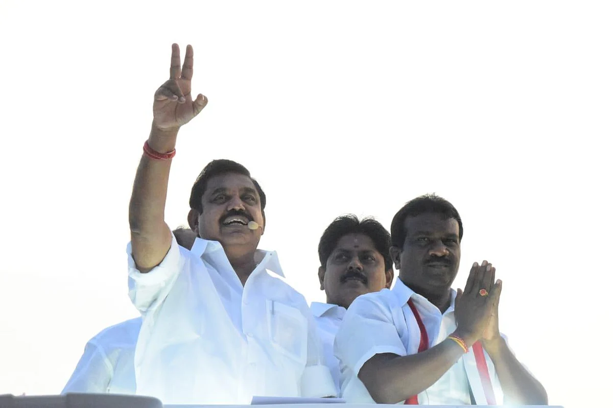 `எம்.ஜி.ஆர்கூட தன்னை அழகன் எனச் சொன்னதில்லை!' - ஸ்டாலினைக் கிண்டல் செய்யும் எடப்பாடியின் சர்ச்சைப் பேச்சு