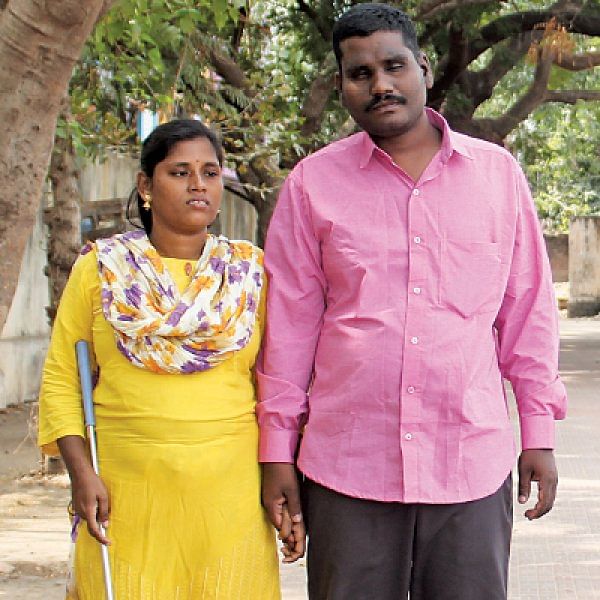 காதலால் வாழ்கிறோம்... காதலால் காண்கிறோம்! - குமார் - விஜி