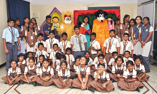 பள்ளிக்கு வந்த பொம்மைகள்!