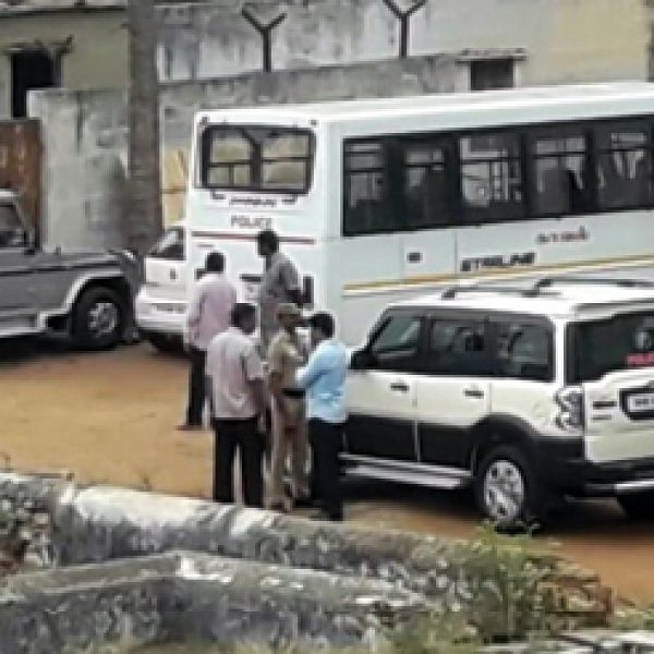 அமைச்சர் எஸ்.பி.வேலுமணி டைரக்ஷனில்... கோவை போலீஸின் குட்கா நாடகம்?