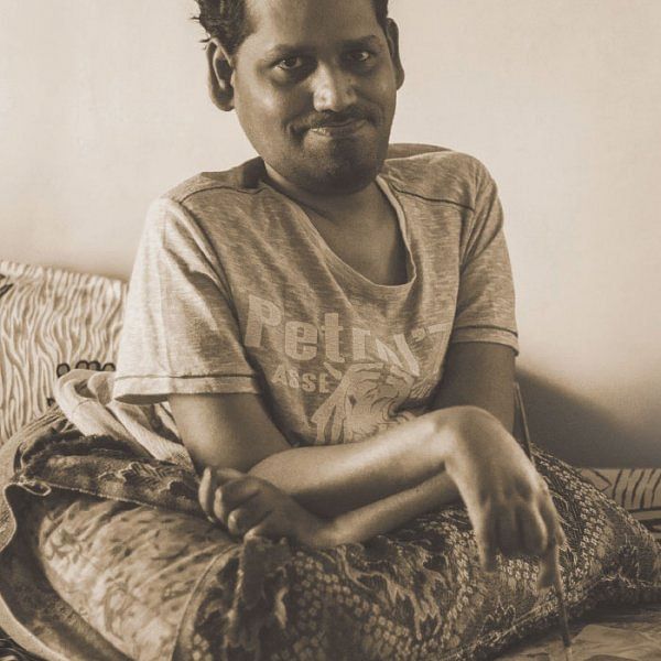 ஓவியங்களால் உயிர் பெறும் உதயகுமார் - தசைச்சிதைவு நோய்... தளராத நம்பிக்கை!