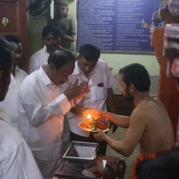 தேர்தல் ரிசல்ட்டுக்குப் பின் இந்த ஆட்சி முடிந்துவிடுமா? - ராமேஸ்வரத்தில் தரிசனம்செய்த தம்பிதுரை பதில்