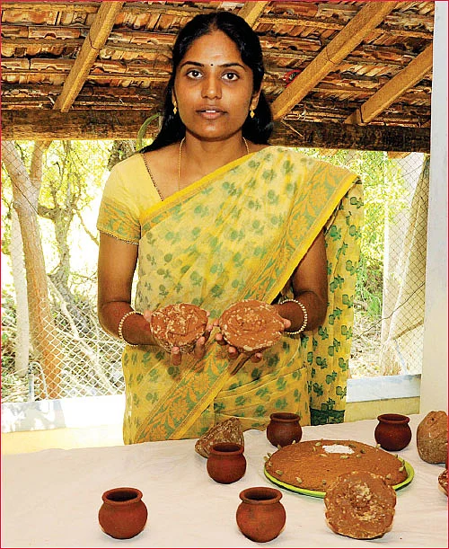 அன்று ஐ.டி வேலை... இன்று கருப்பட்டி பால்கோவா தயாரிப்பு!