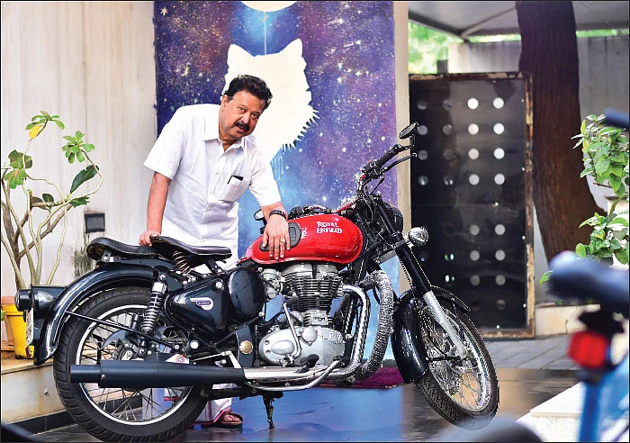 “அடித்த காற்றில் பறந்து வந்தவர் சுதீஷ்!”