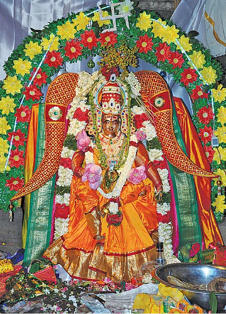 விளக்குமாற்றால் அடிக்கும் திருவிழா!