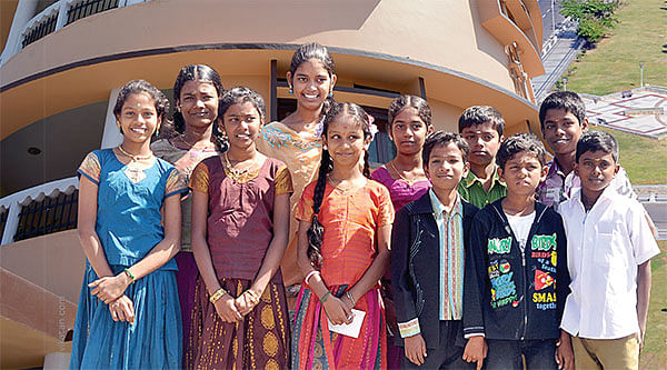 டோனி அடிச்ச பந்து... தாவிப் பிடிச்ச குணா !