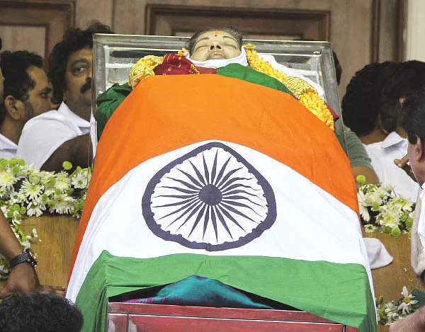 அப்போலோவில் எடுக்கப்பட்ட ஜெயலலிதாவின் புகைப்படங்கள்...