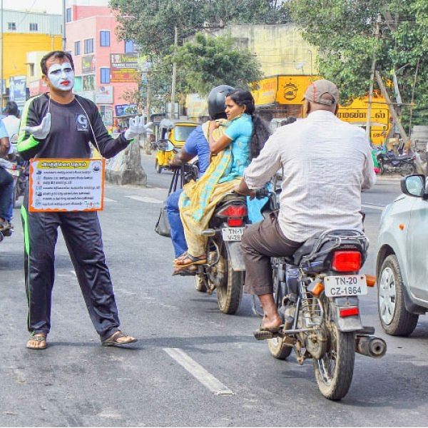 தெய்வத்தான் ஆகாதெனினும்! - சாலையில் சாப்ளின்!