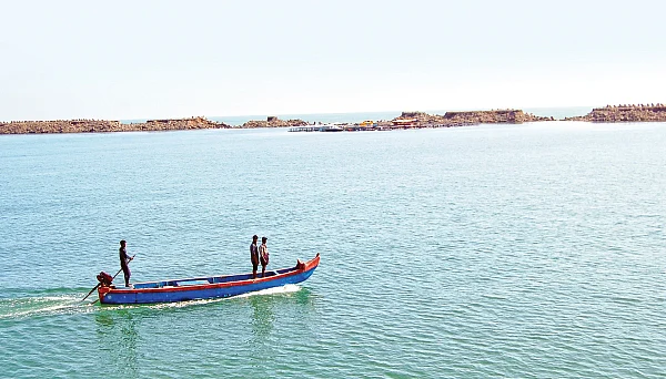 காலமெல்லாம் உறவாடிய சமுத்திரத்தில்... காப்பாற்ற யாருமற்ற சடலமாக...