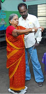 டாக்டர் விகடனின் நாடி பிடித்து நலம் விசாரிப்பும் நெகிழ்ந்து உருகிய கடலூர் வாசிகளும்...