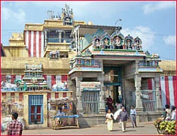 அங்கே அண்ணாமலை தீபம்! இங்கே.. சுவாமிமலை தீபம்!
