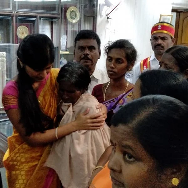 `கொலையாளிக்கு தண்டனை பெற்றுத்தருவேன்!' - ராஜலட்சுமி தாயாருக்கு கலெக்டர் ஆறுதல்