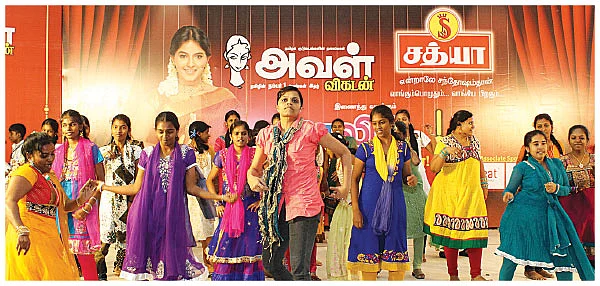 மனதில் உற்சாகம்... கைகளில் பரிசு... கண்களில் ஆனந்தம்!
