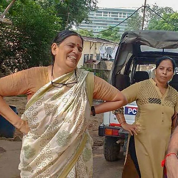 நள்ளிரவு கைது... நீதிமன்ற அவமதிப்பு... சுதா பரத்வாஜ் கைதில் காவல்துறையின் அத்துமீறல்கள்!