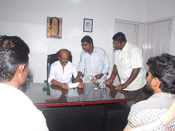 சீக்கிரமே வருவேன்... நல்லதே நடக்கும்! : ரசிகனிடம் ரஜினி சத்தியம்