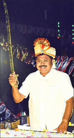 அம்மா பெயரில் கட்சி... கொடியில் ஜெ. படம்!