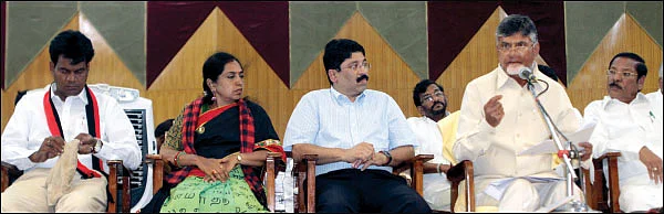 ஓட்டு இயந்திரத்துடன் அறிவாலயம் வந்த சந்திரபாபு நாயுடு! - மோசடி குறித்த செய்முறை விளக்கம்