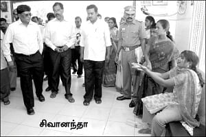 தாயின் கண் எதிரில்... தண்ணீரில் மூழ்கி...