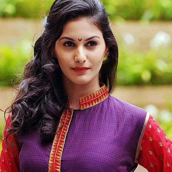 `அவர்கள் யார் என்பதை ஒருநாள் சொல்வேன்' - கசப்பான அனுபவம் குறித்து 'அனேகன்' பட நாயகி!